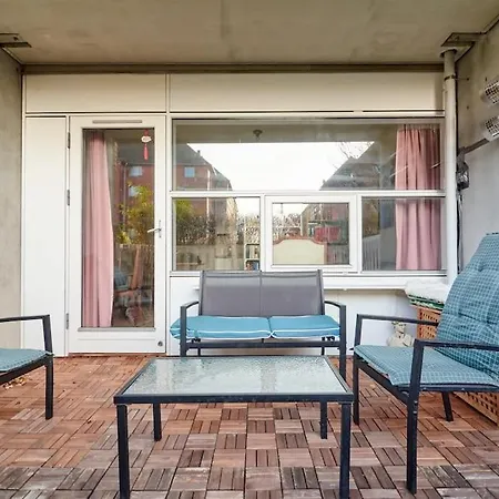 Classic Groundfloor With Patio Close To Metro דירה קופנהגן