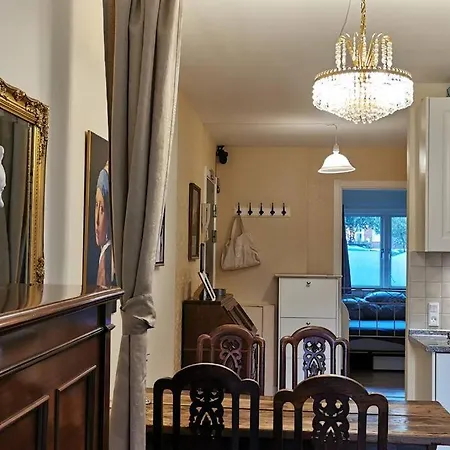 Classic Groundfloor With Patio Close To Metro דירה *