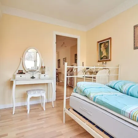 Classic Groundfloor With Patio Close To Metro Appartement
