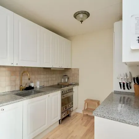公寓 Classic Groundfloor With Patio Close To Metro *